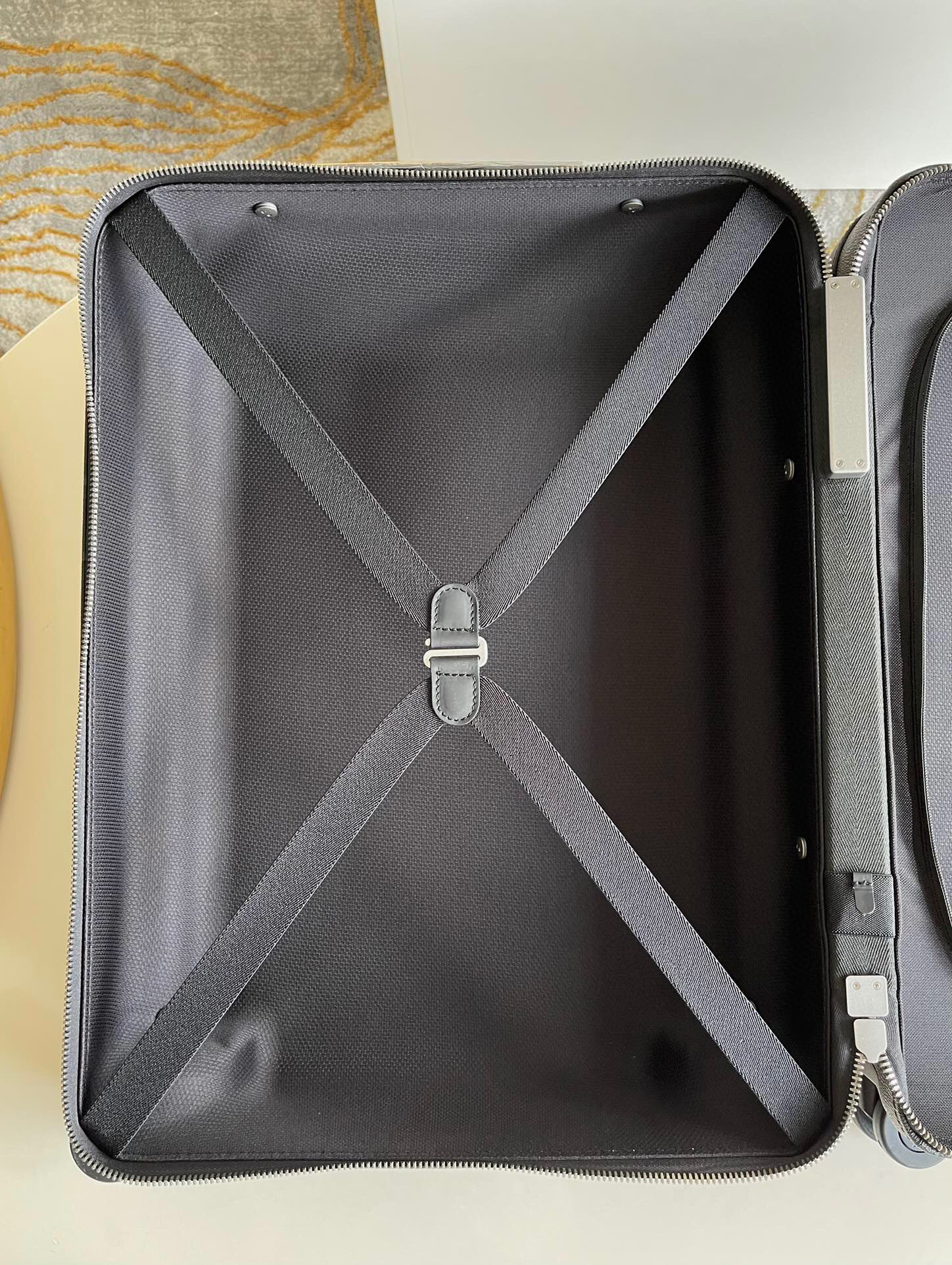 l**is V*t*n travel box