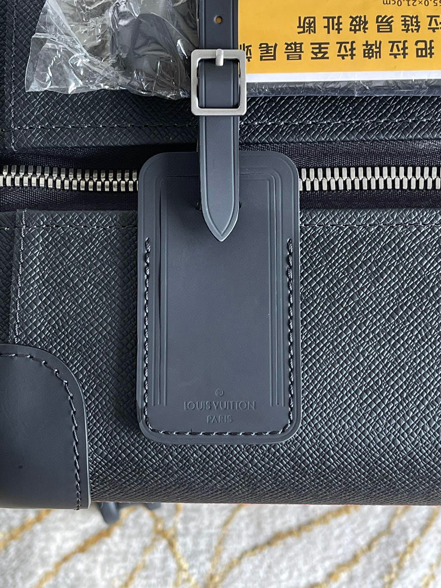 l**is V*t*n travel box