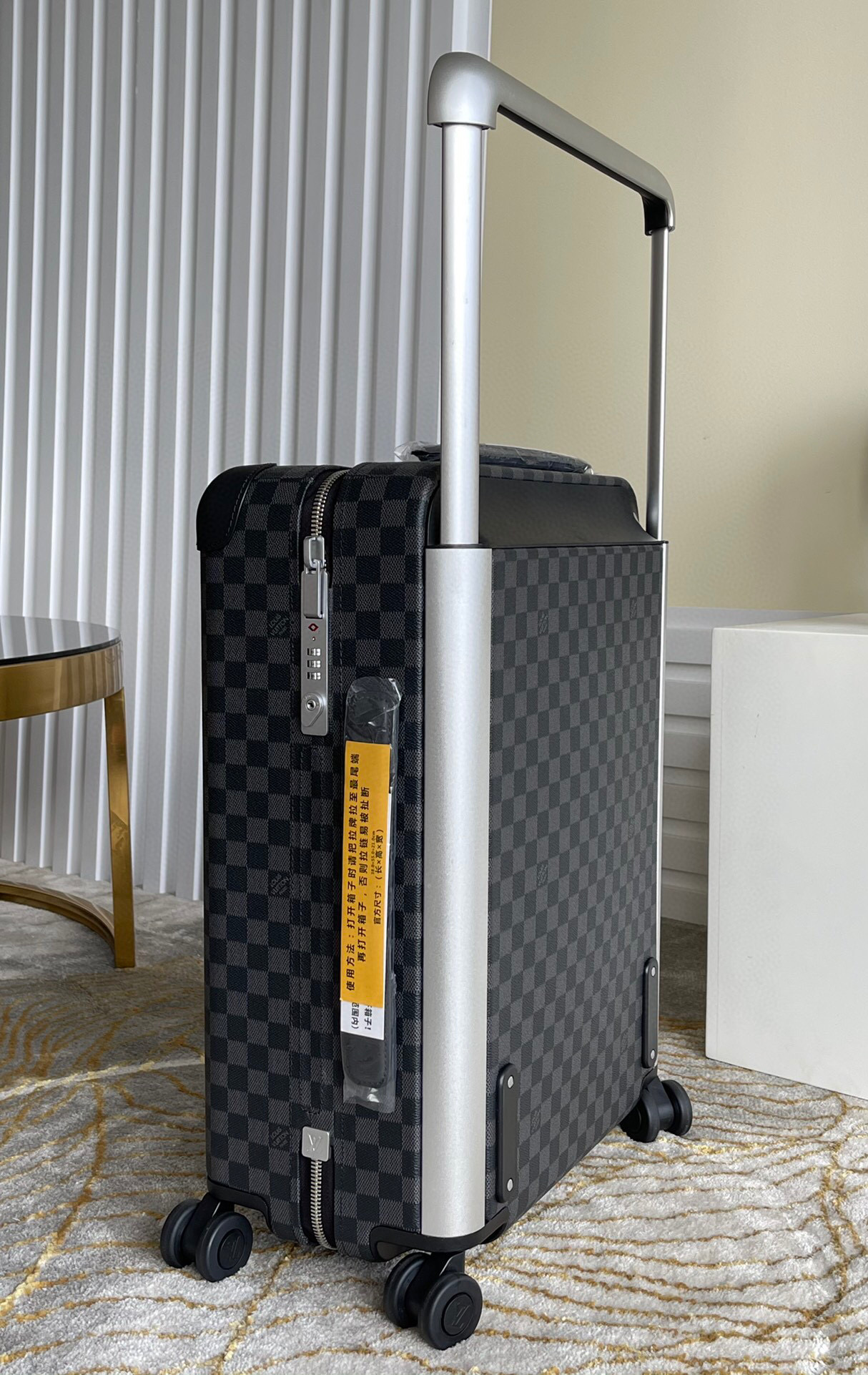 l**is V*t*n travel box