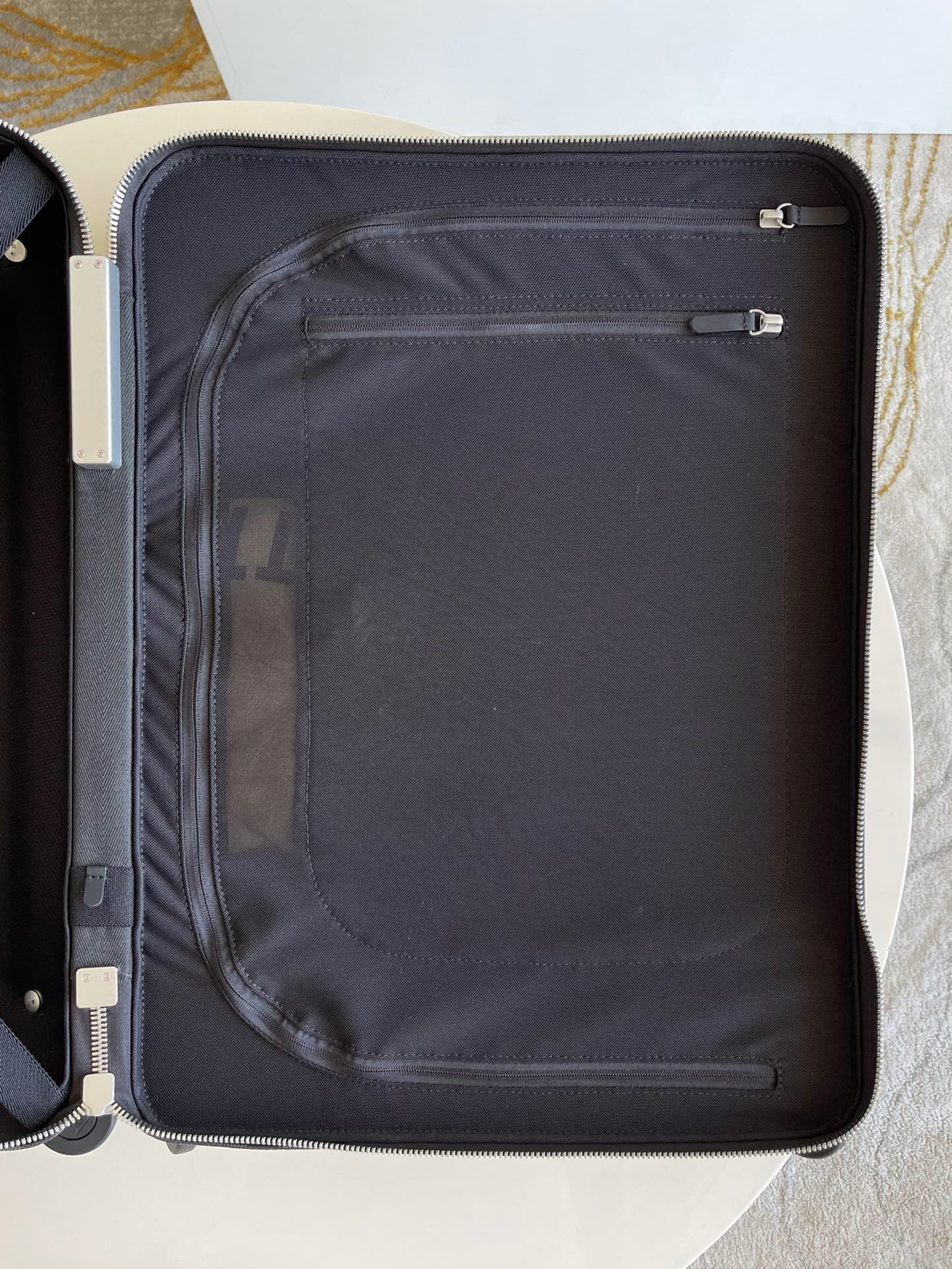 l**is V*t*n travel box