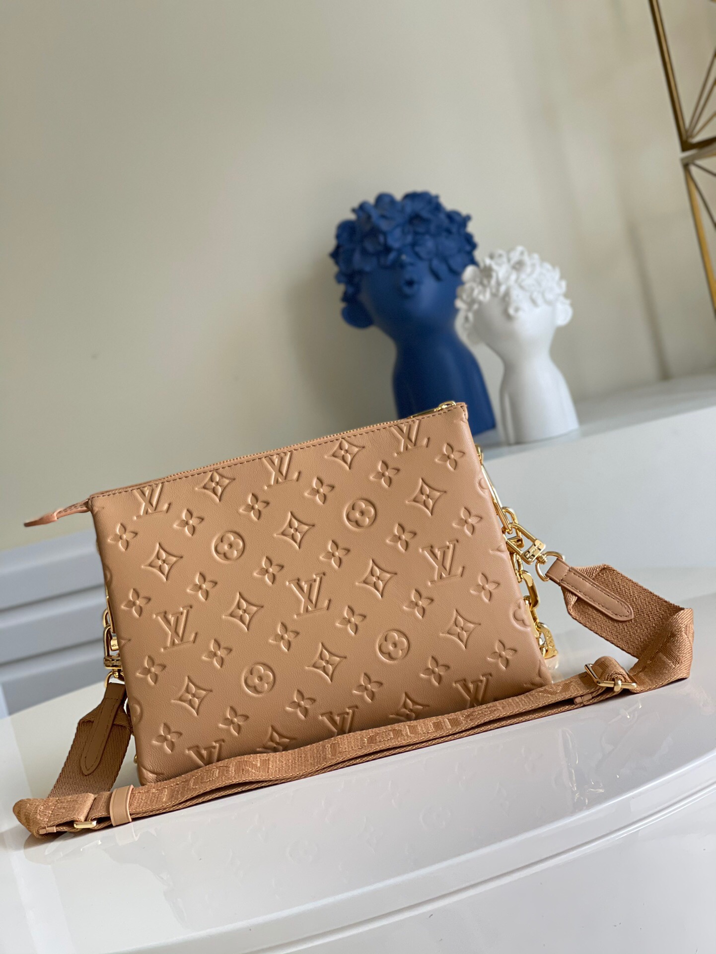 l**is V*t*n coussin