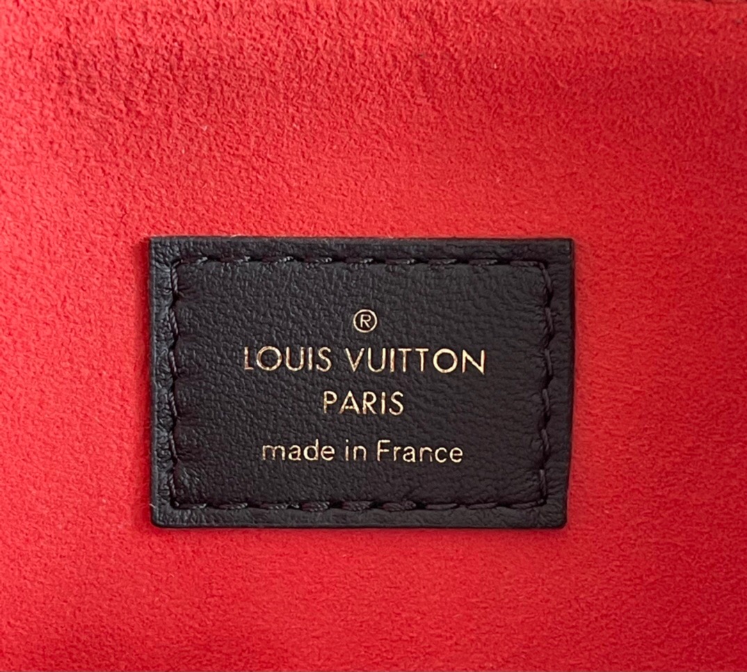 l**is V*t*n coussin