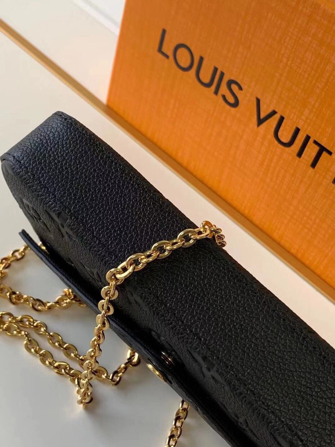 l**is V*t*n pochette felicie