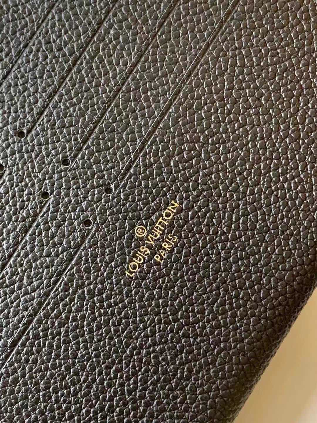 l**is V*t*n pochette felicie