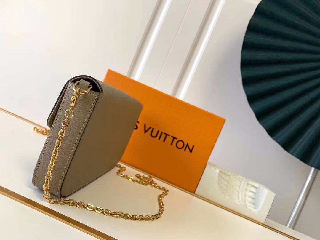 l**is V*t*n pochette felicie