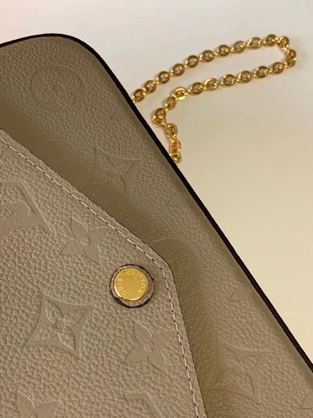 l**is V*t*n pochette felicie