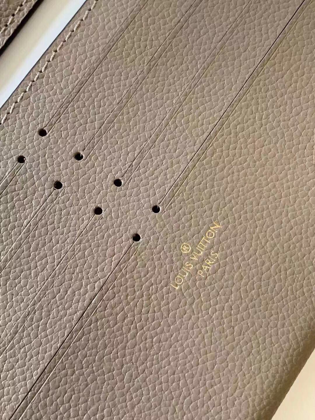 l**is V*t*n pochette felicie