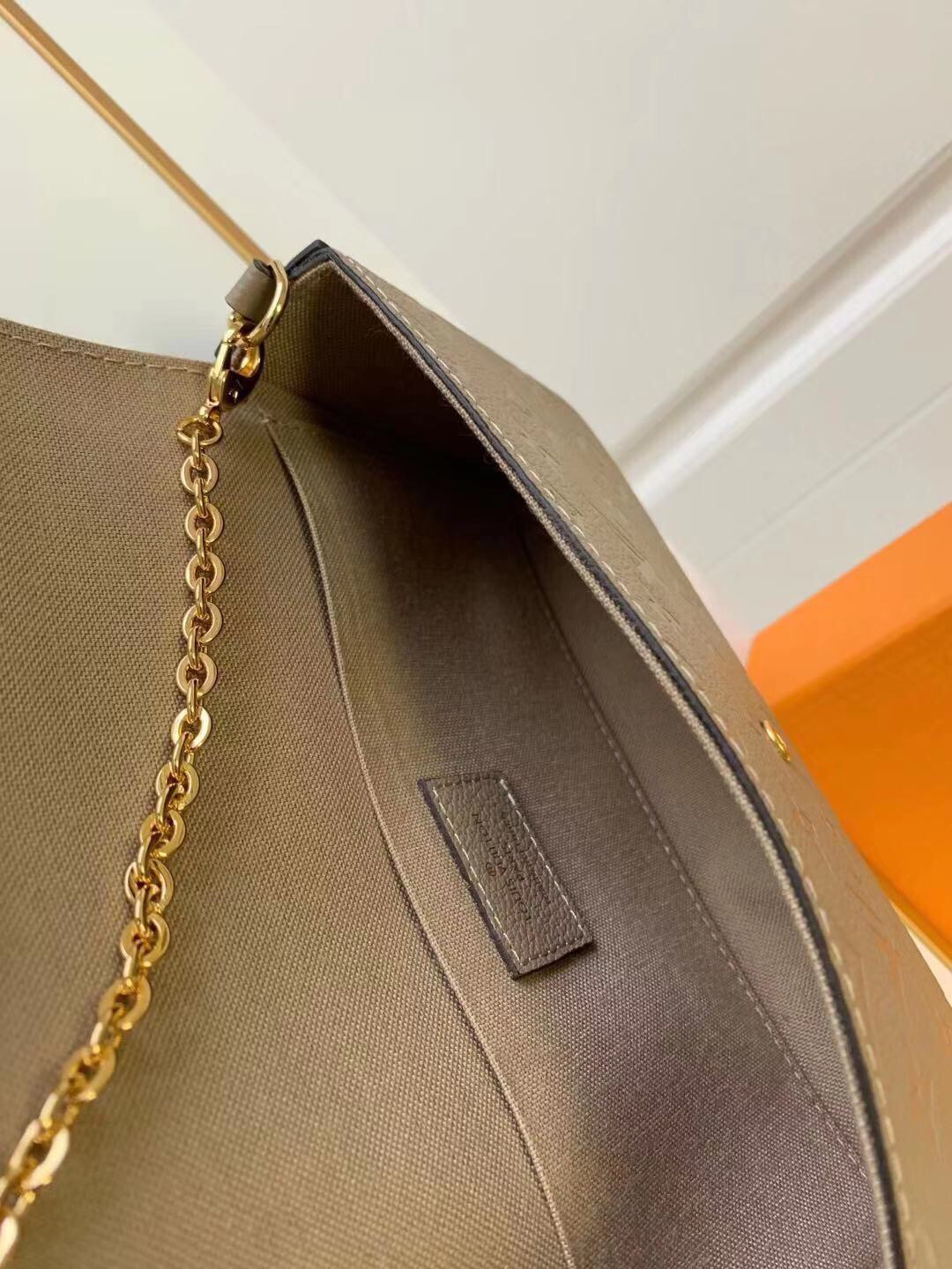 l**is V*t*n pochette felicie