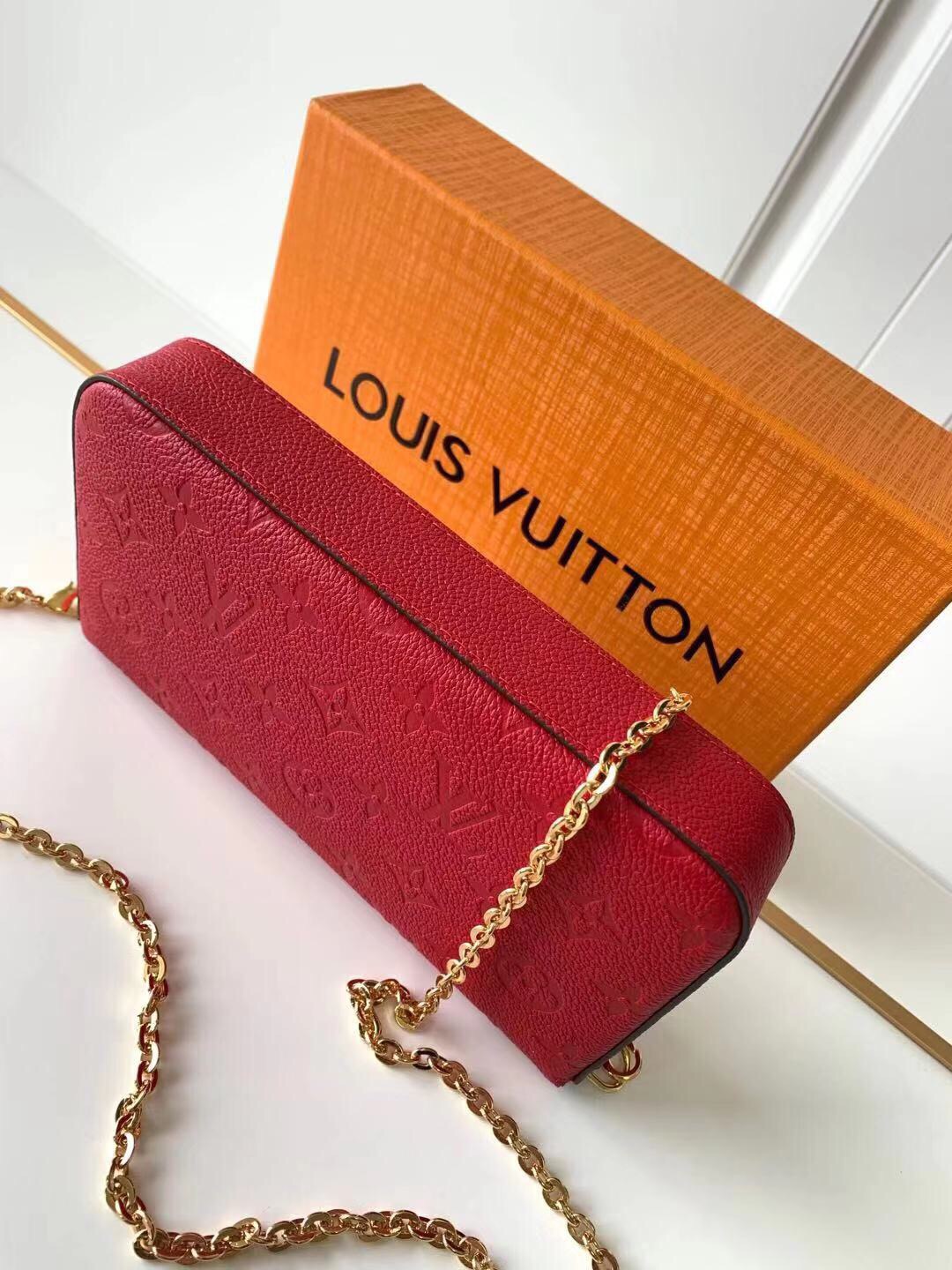 l**is V*t*n pochette felicie