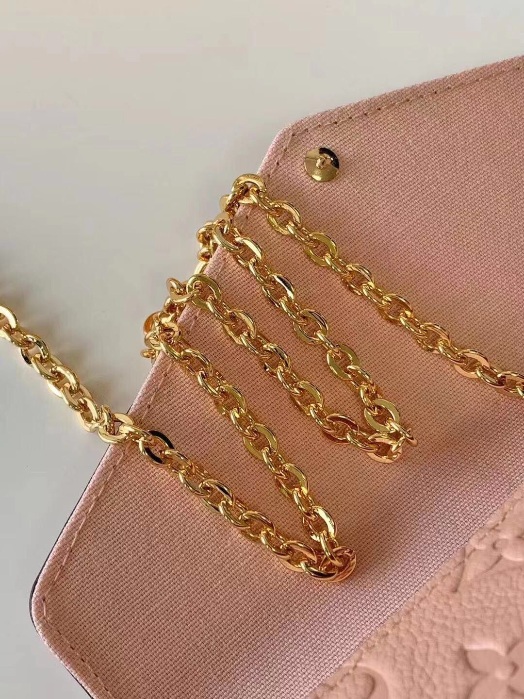 l**is V*t*n pochette felicie