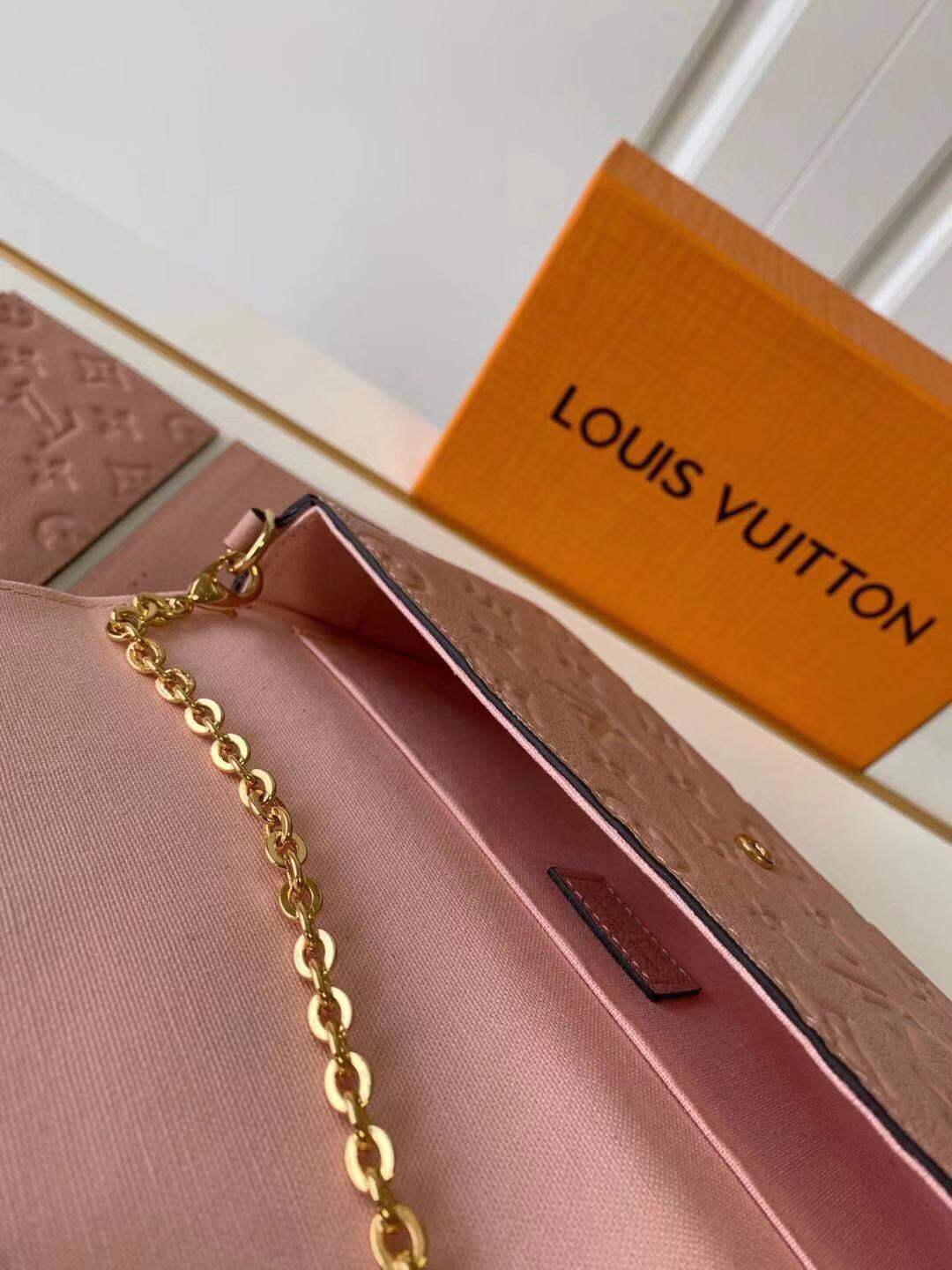 l**is V*t*n pochette felicie