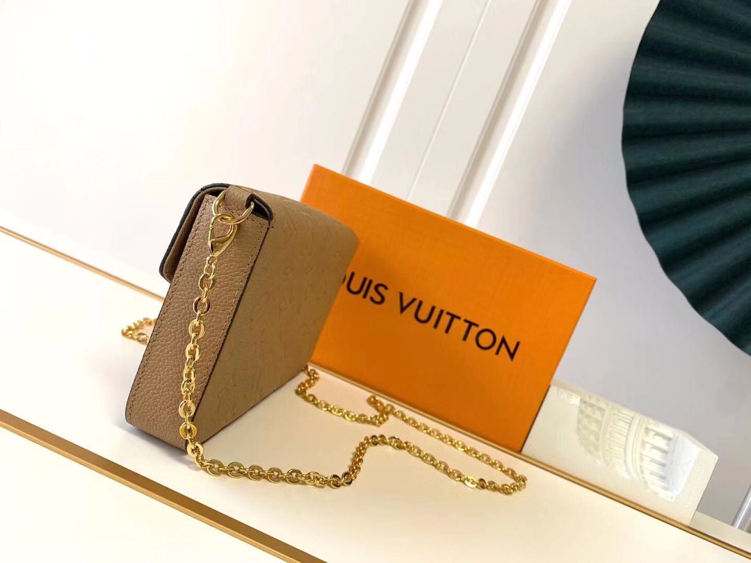 l**is V*t*n pochette felicie