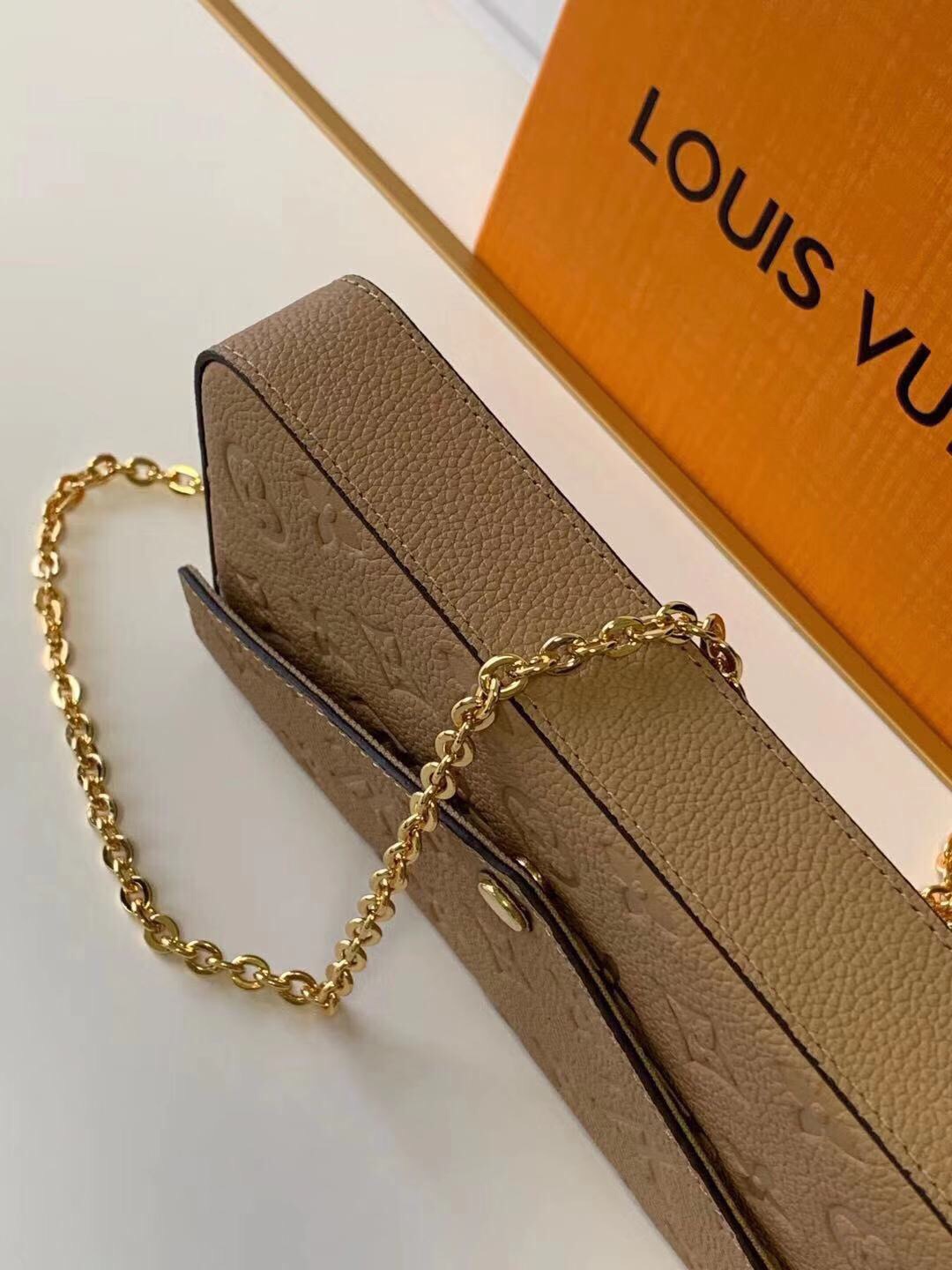 l**is V*t*n pochette felicie