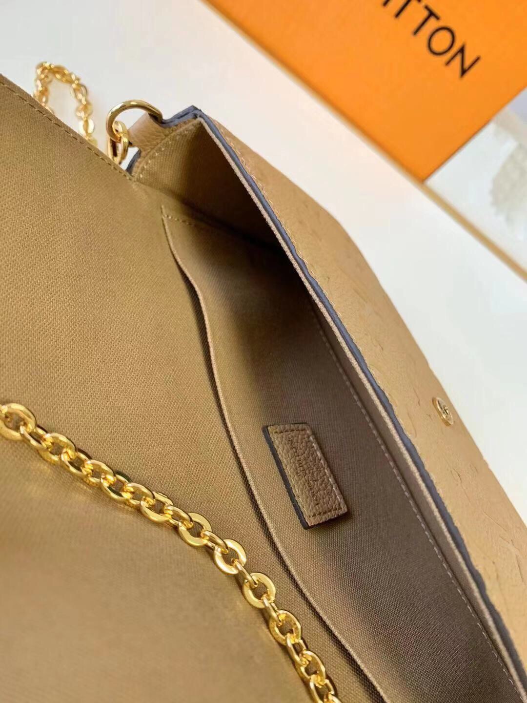 l**is V*t*n pochette felicie