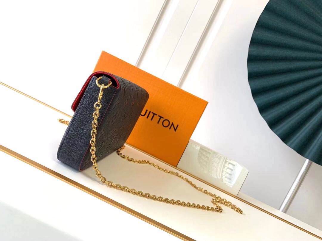 l**is V*t*n pochette felicie