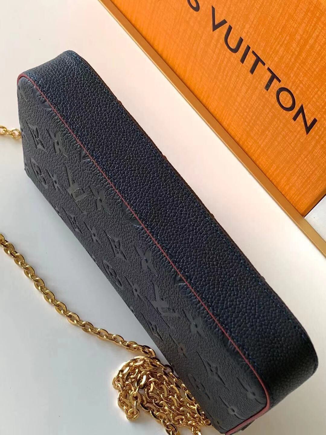 l**is V*t*n pochette felicie