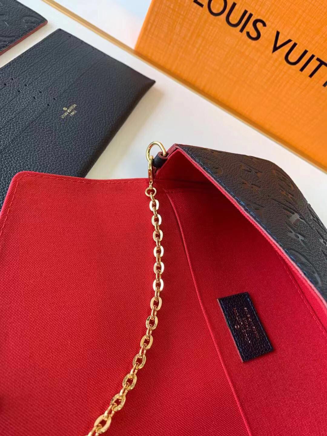 l**is V*t*n pochette felicie