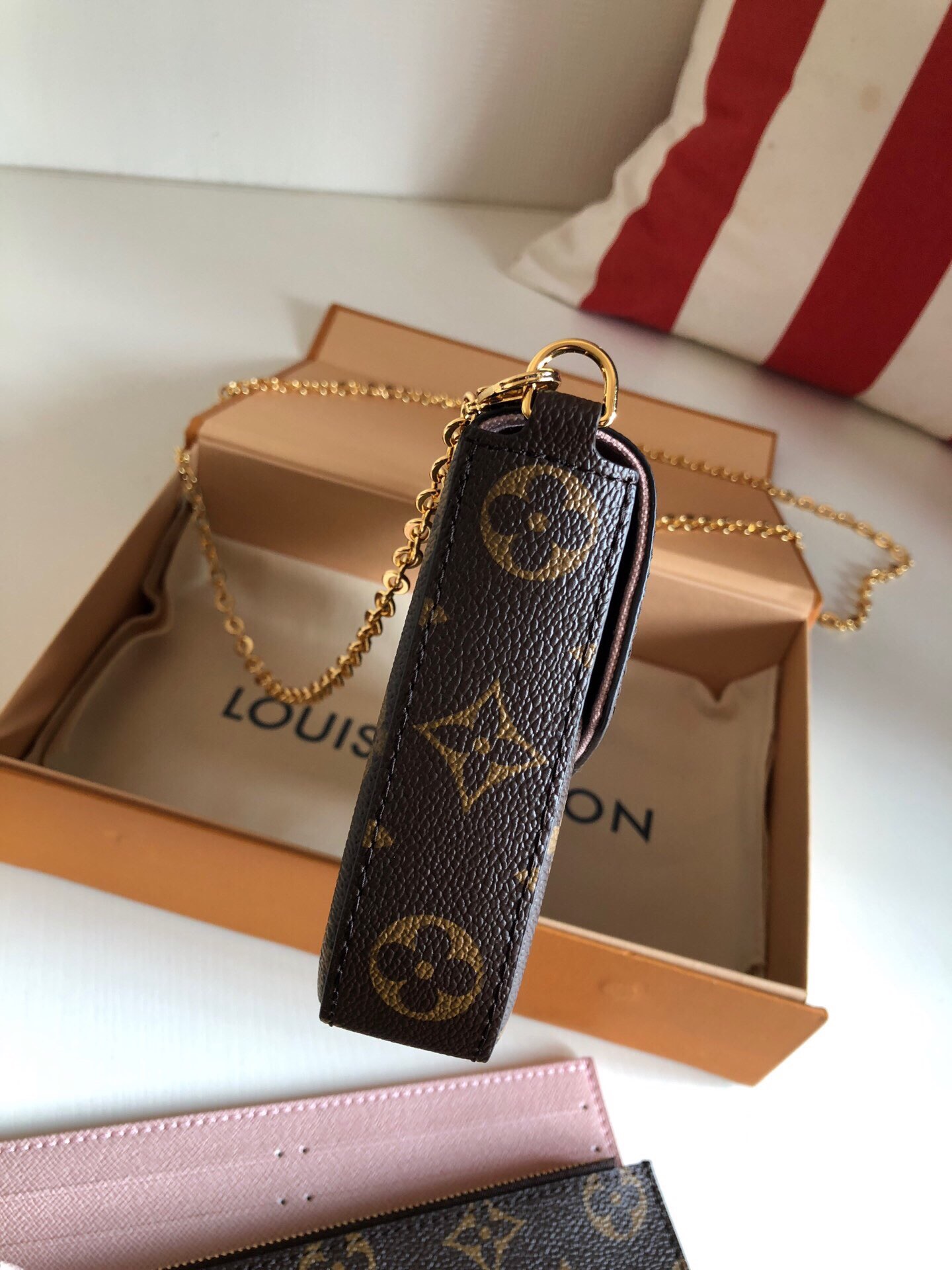 l**is V*t*n pochette felicie