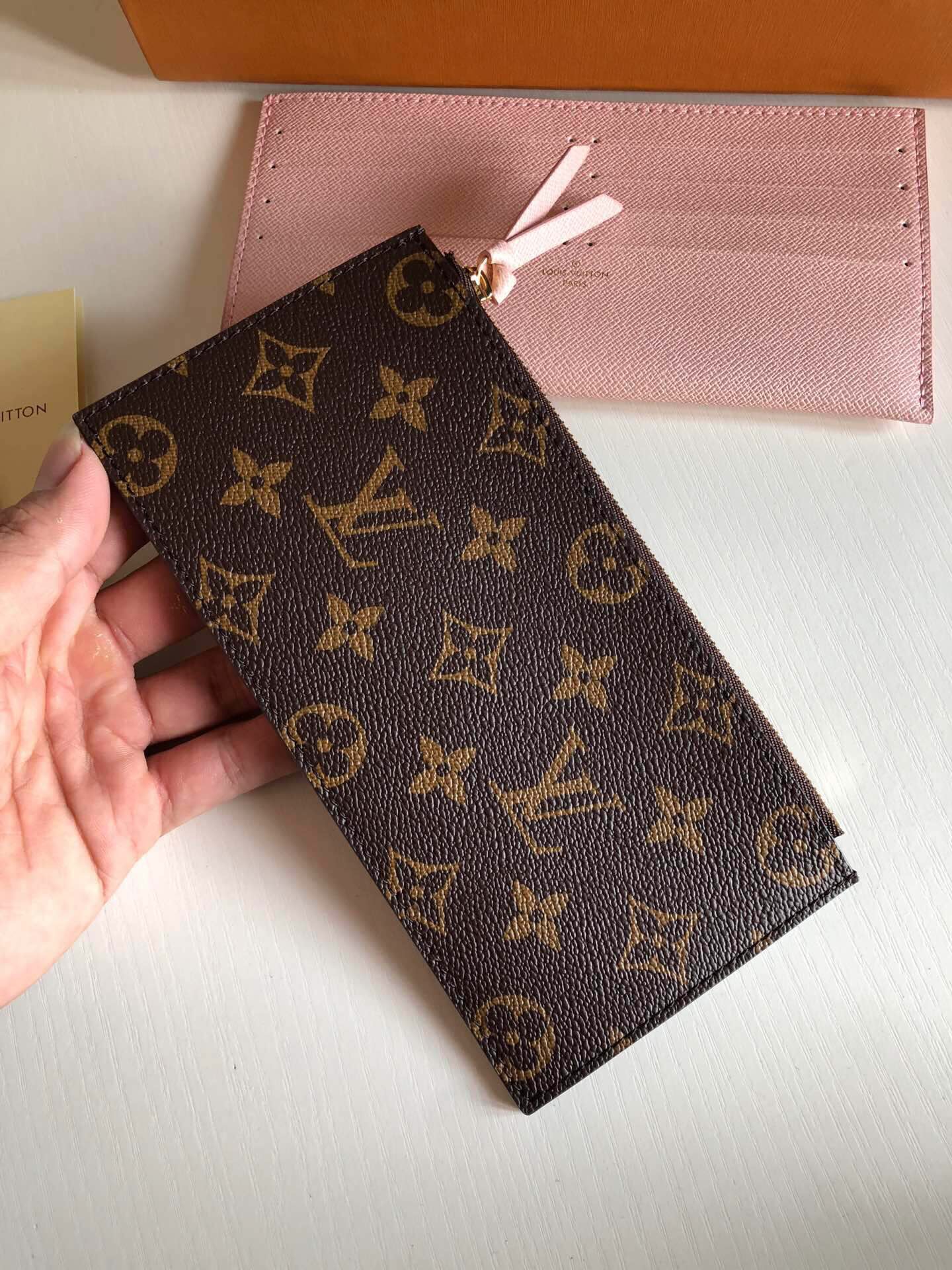 l**is V*t*n pochette felicie