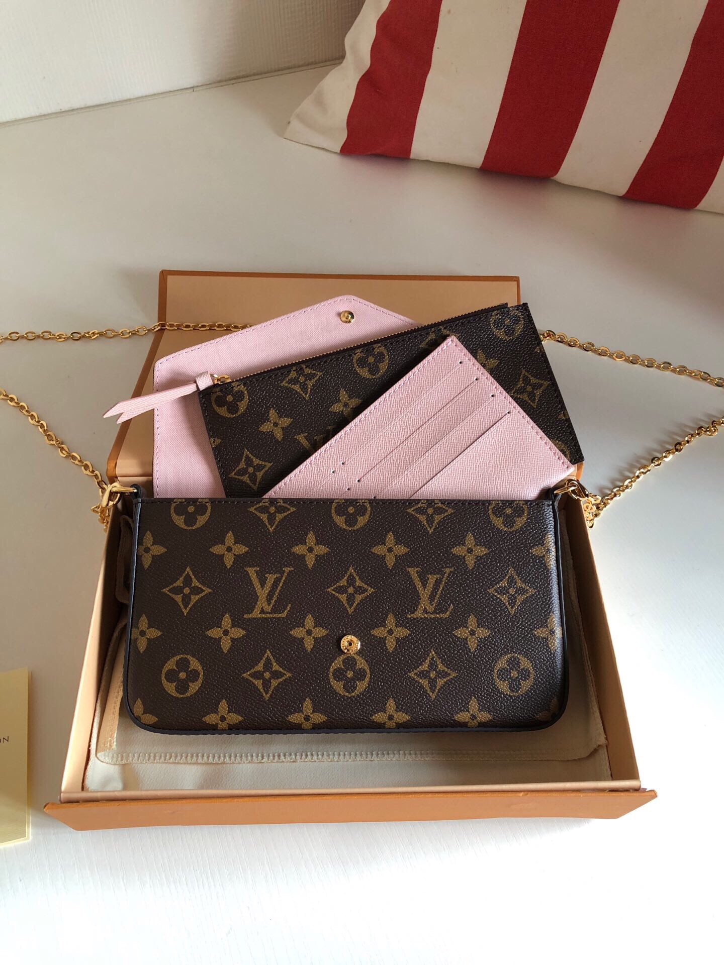 l**is V*t*n pochette felicie