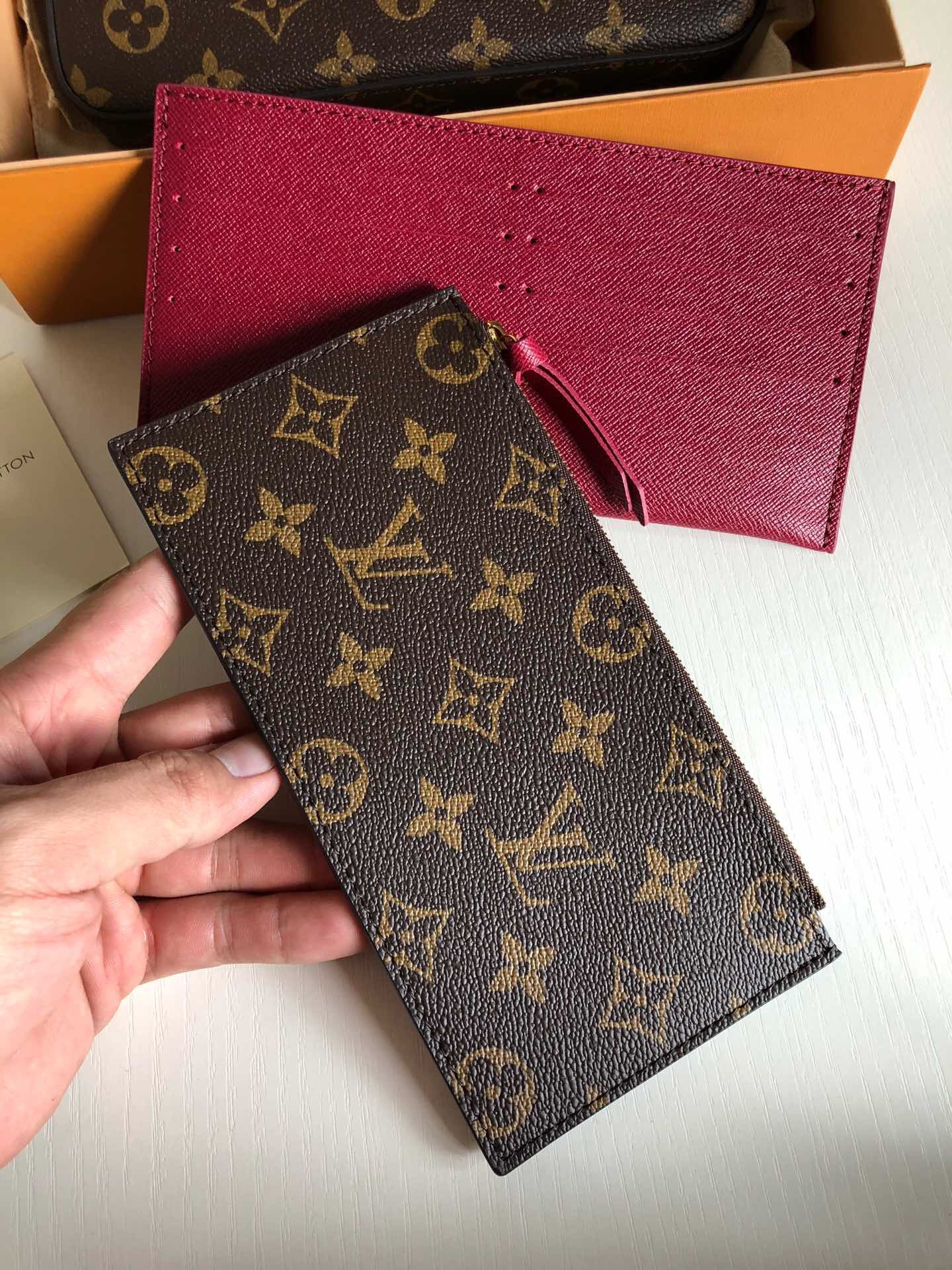 l**is V*t*n pochette felicie