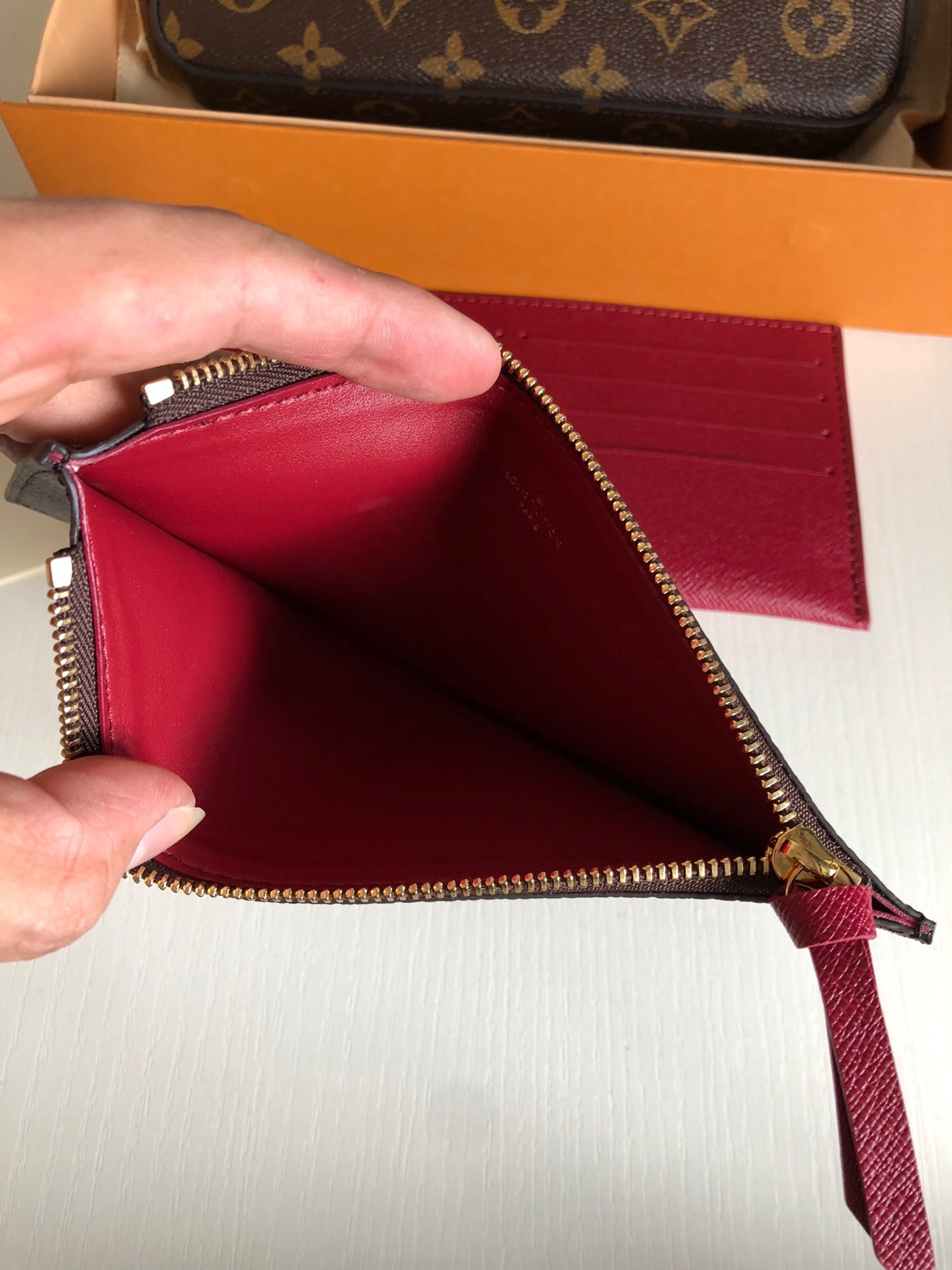 l**is V*t*n pochette felicie