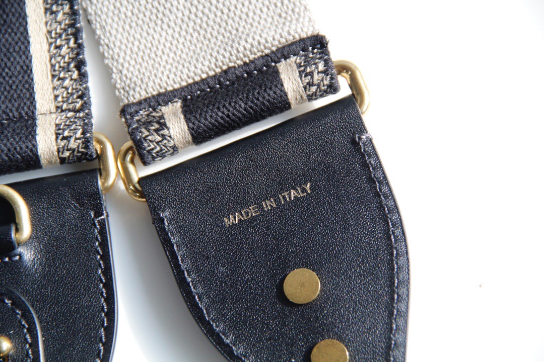 D*or shoulder strap