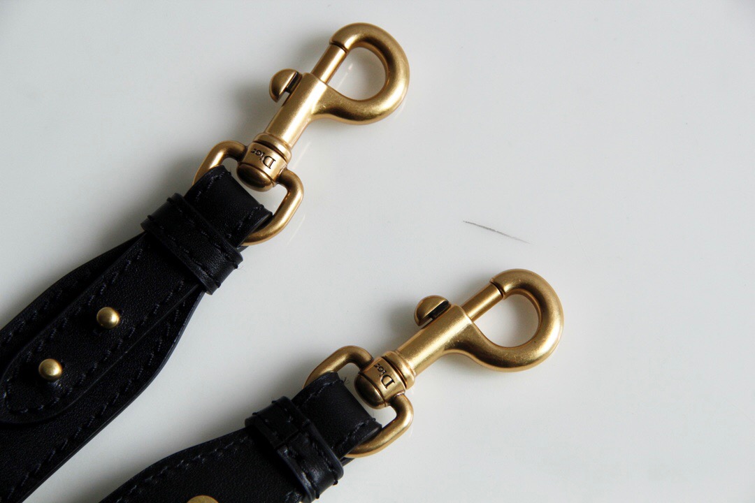 D*or shoulder strap