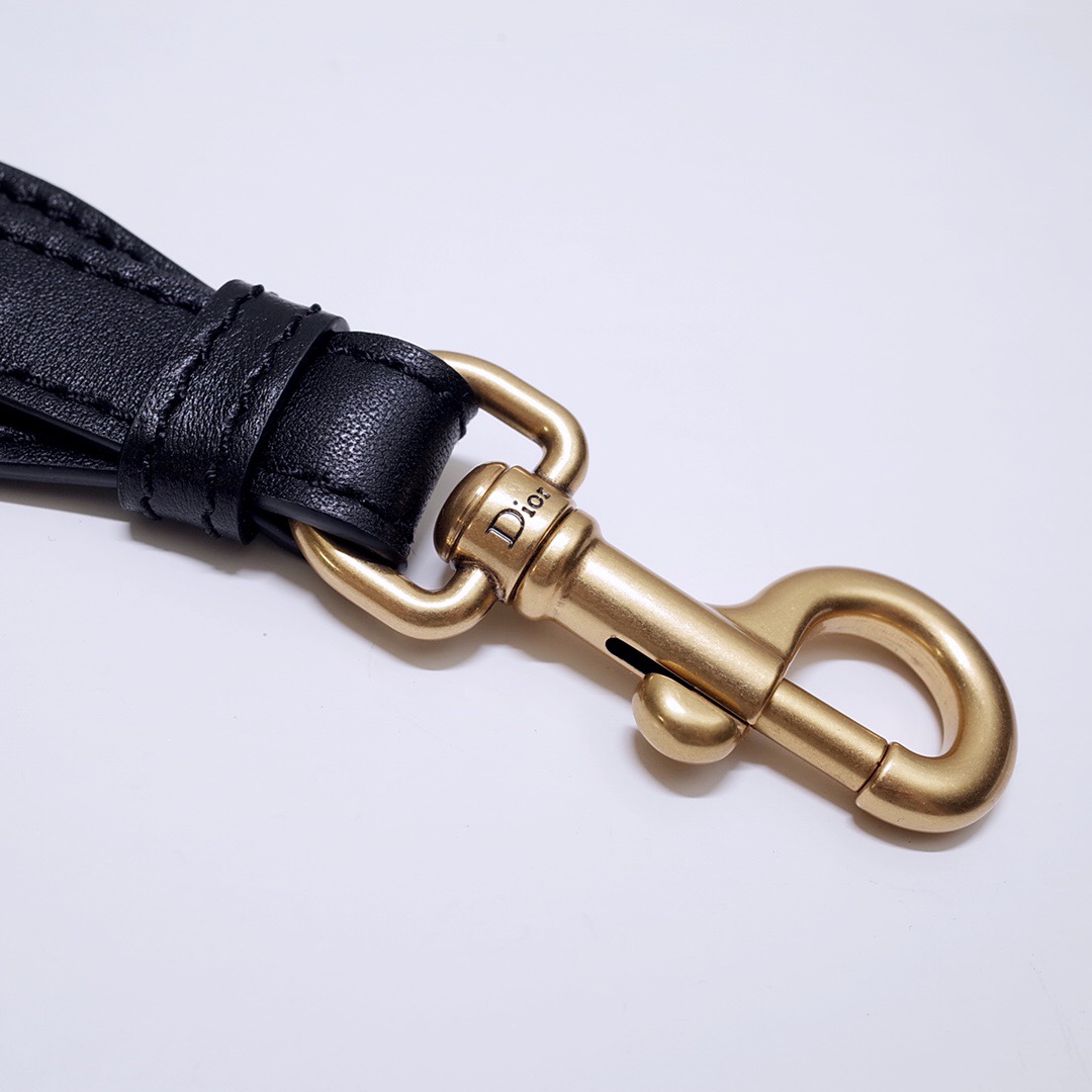 D*or shoulder strap