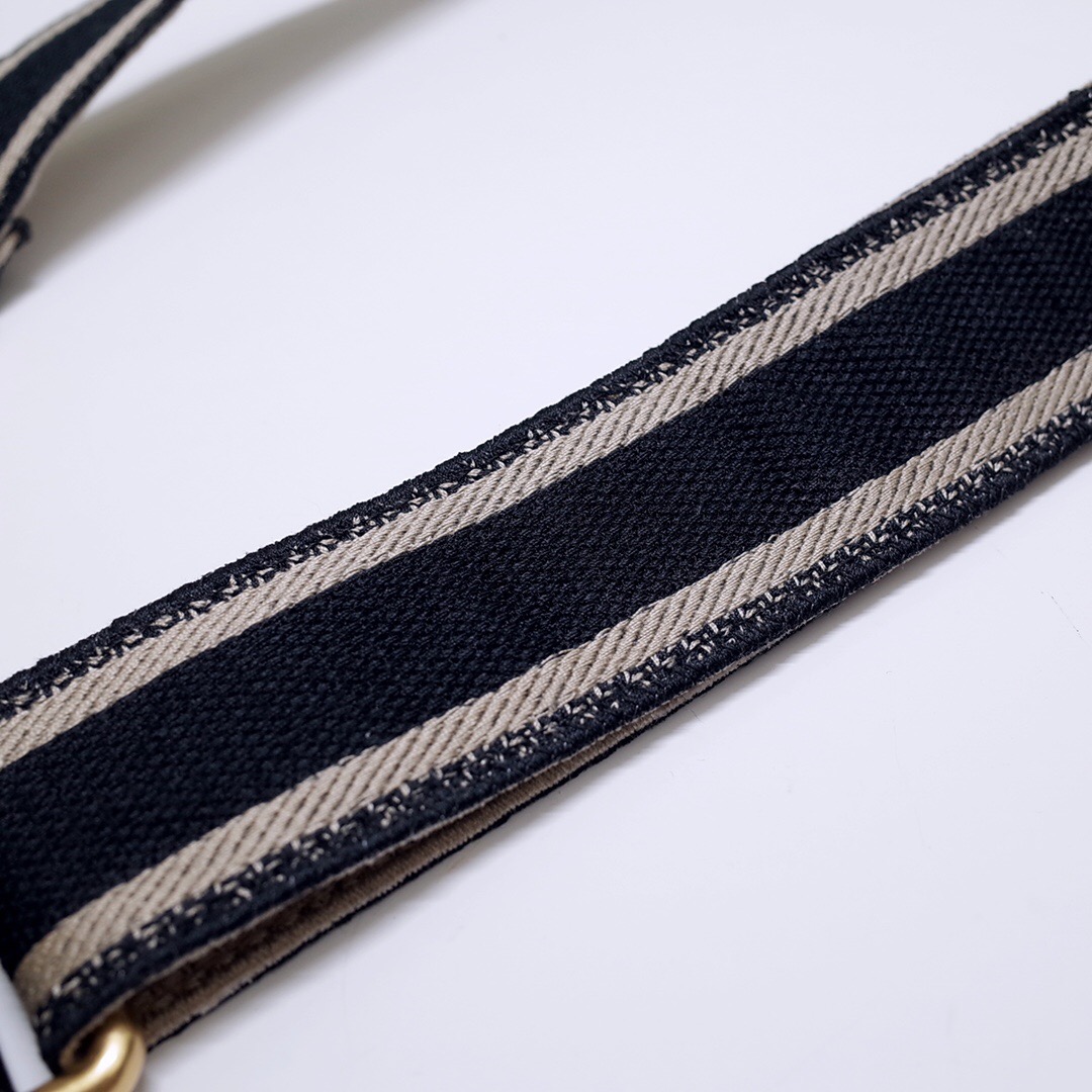 D*or shoulder strap