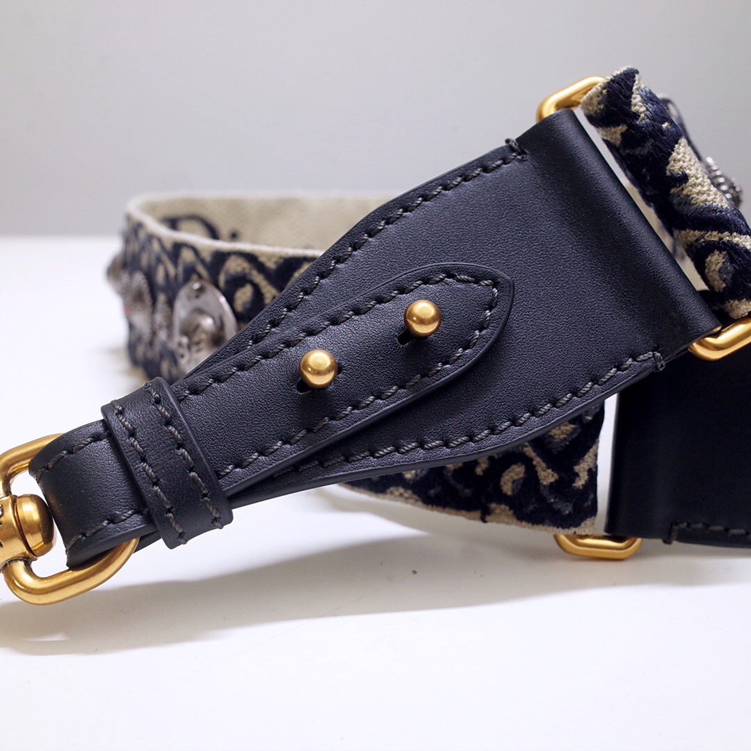 D*or shoulder strap