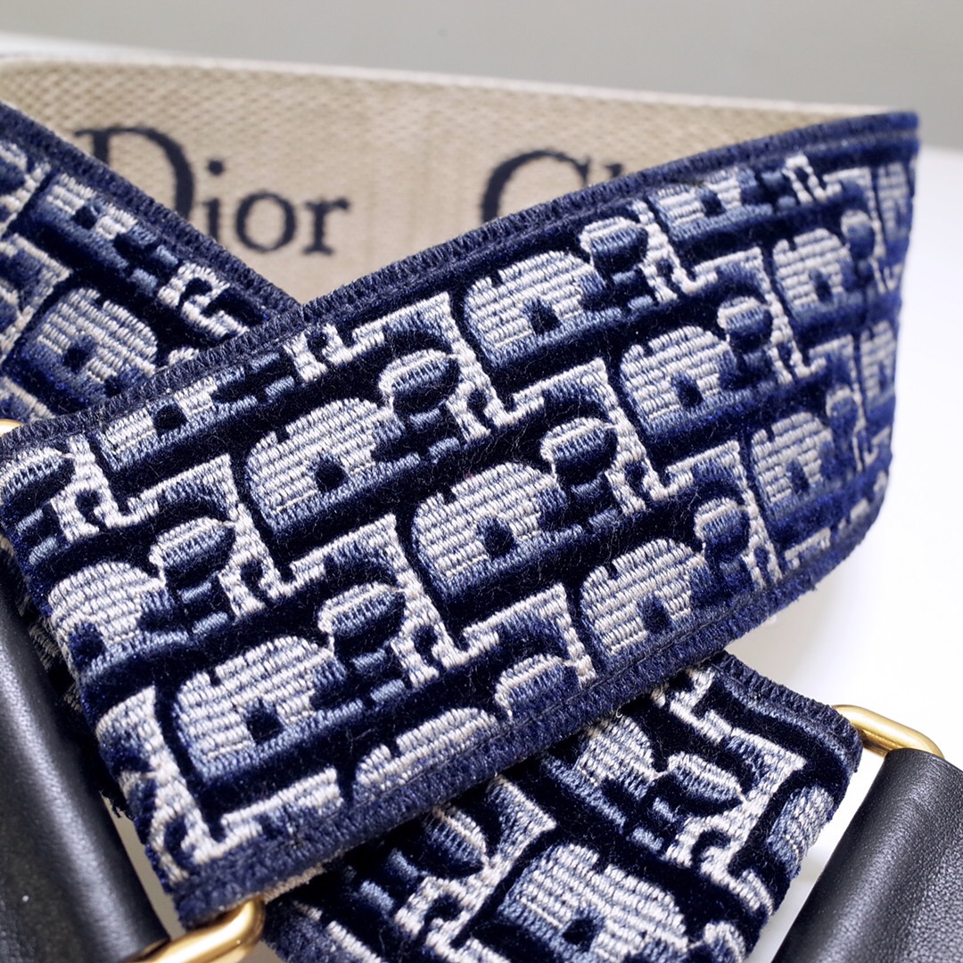 D*or shoulder strap