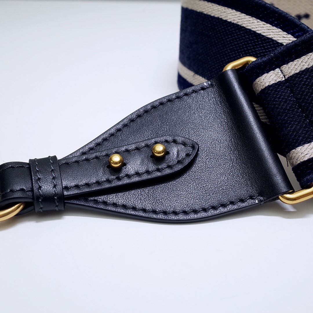 D*or shoulder strap