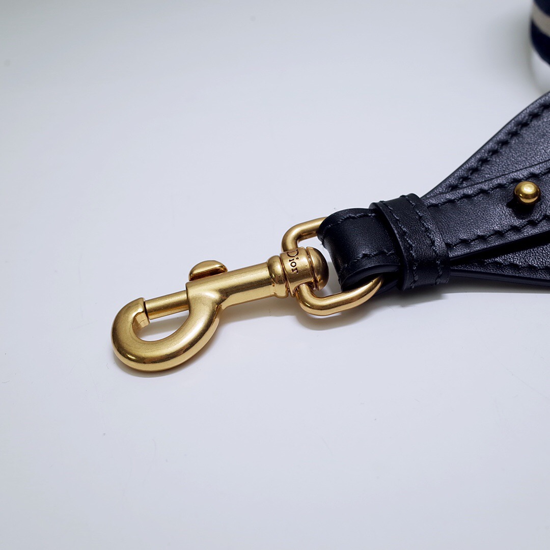 D*or shoulder strap