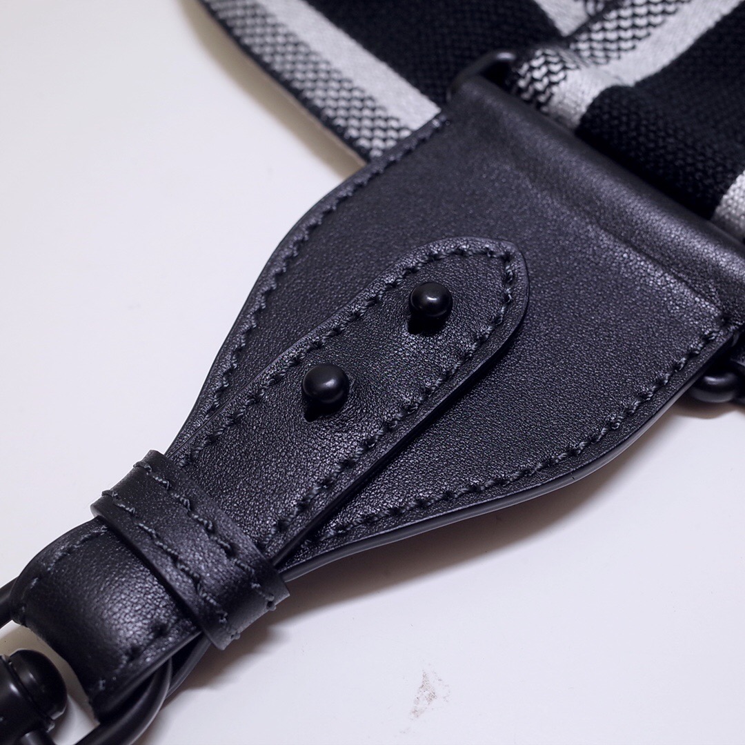 D*or shoulder strap
