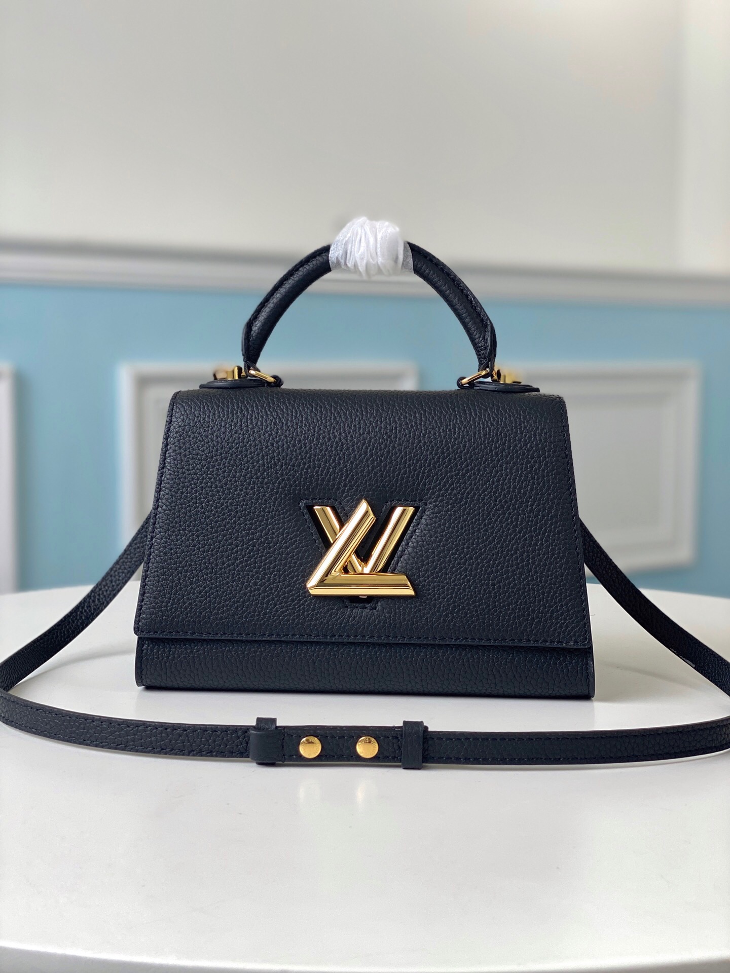 l**is V*t*n twist one handle