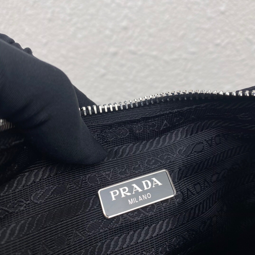 Pra*a nylon hobo
