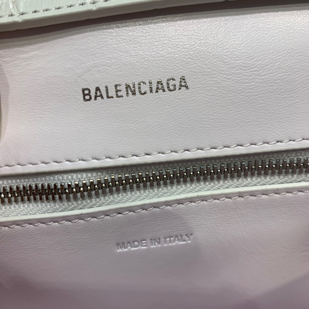 Ba*len*cia*ga hourglass