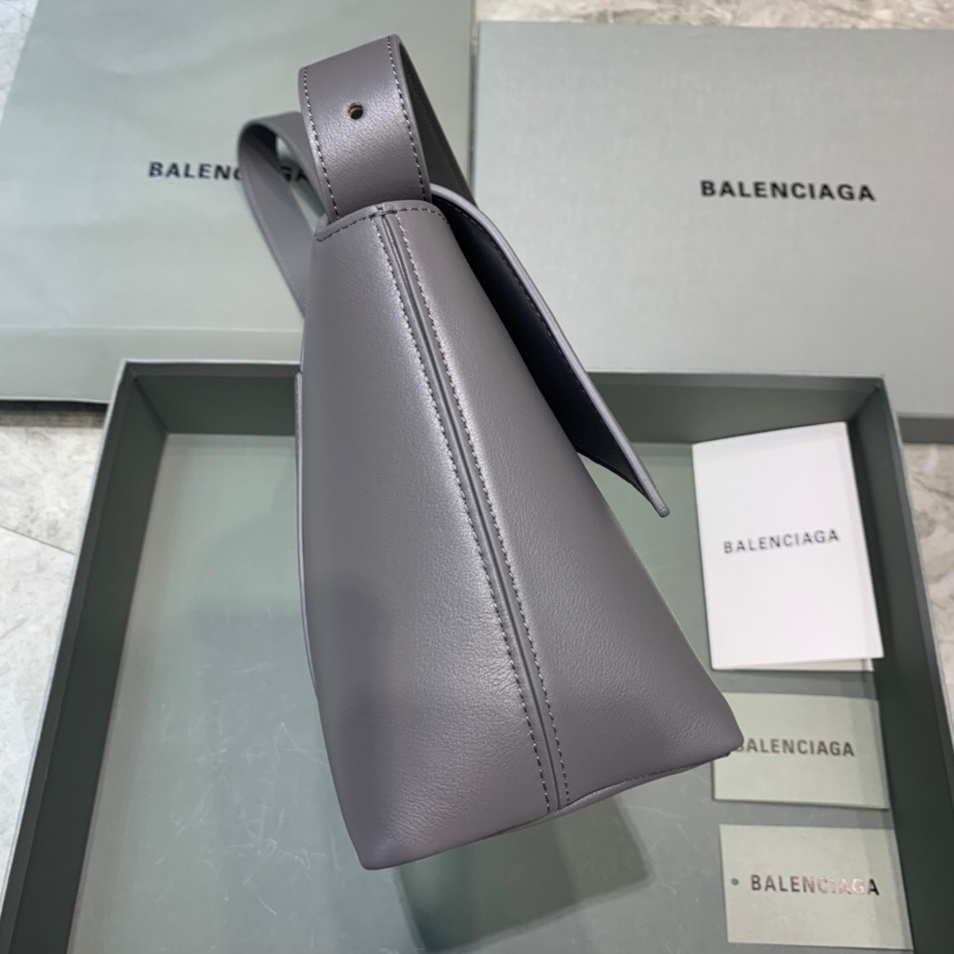 Ba*len*cia*ga hourglass