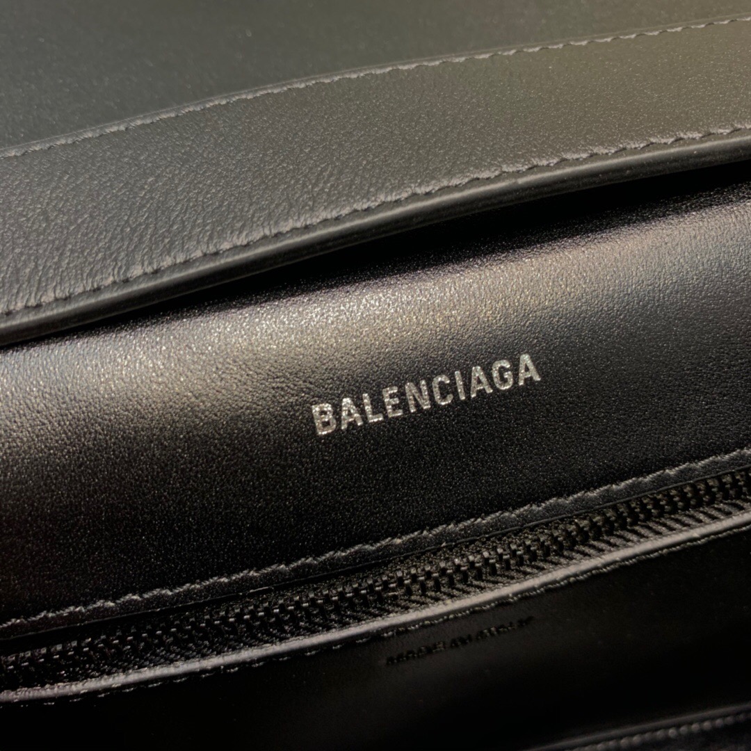 Ba*len*cia*ga hourglass