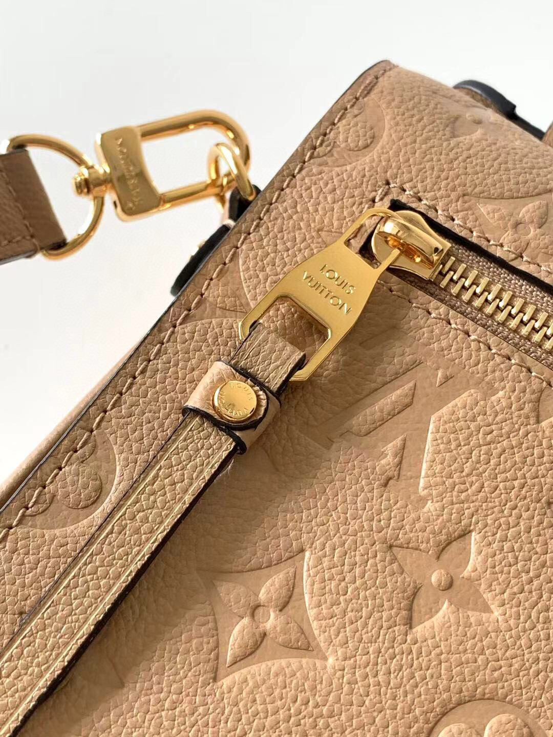 l**is V*t*n pochette metis