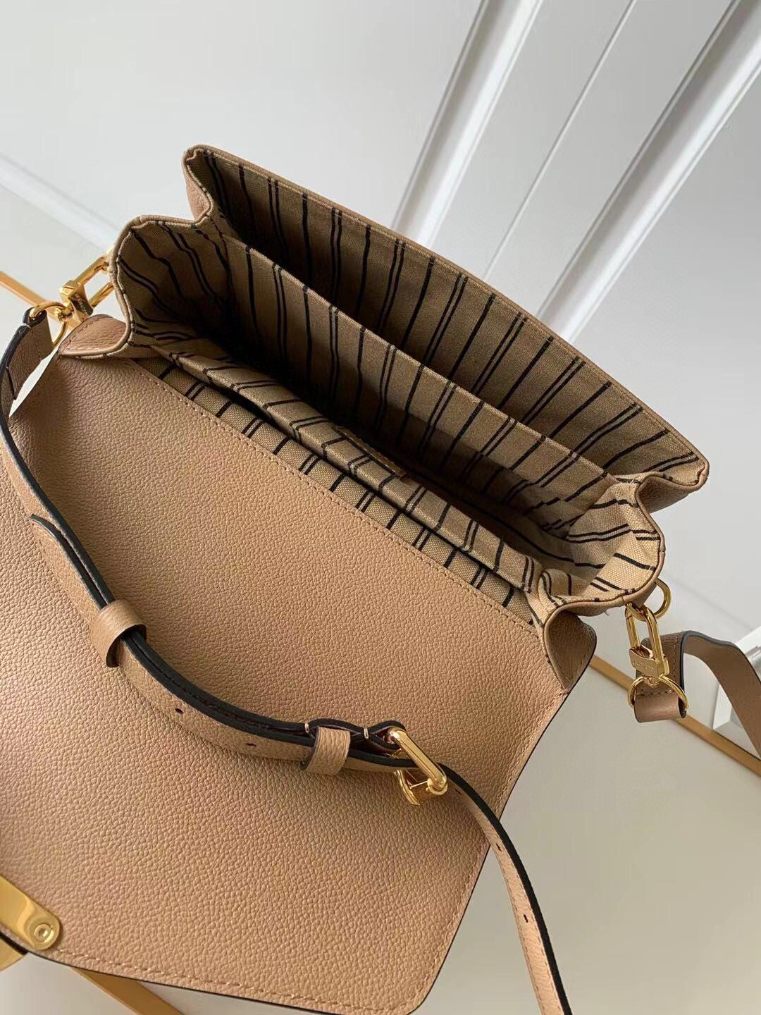 l**is V*t*n pochette metis