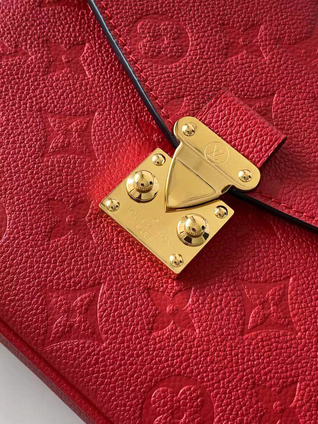 l**is V*t*n pochette metis