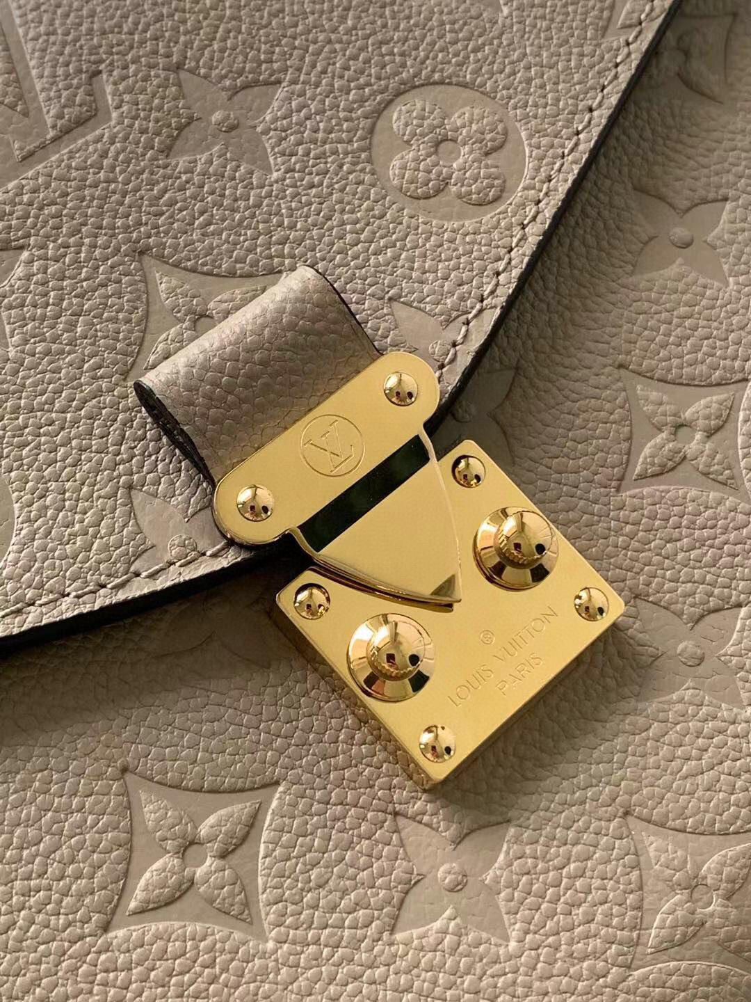 l**is V*t*n pochette metis