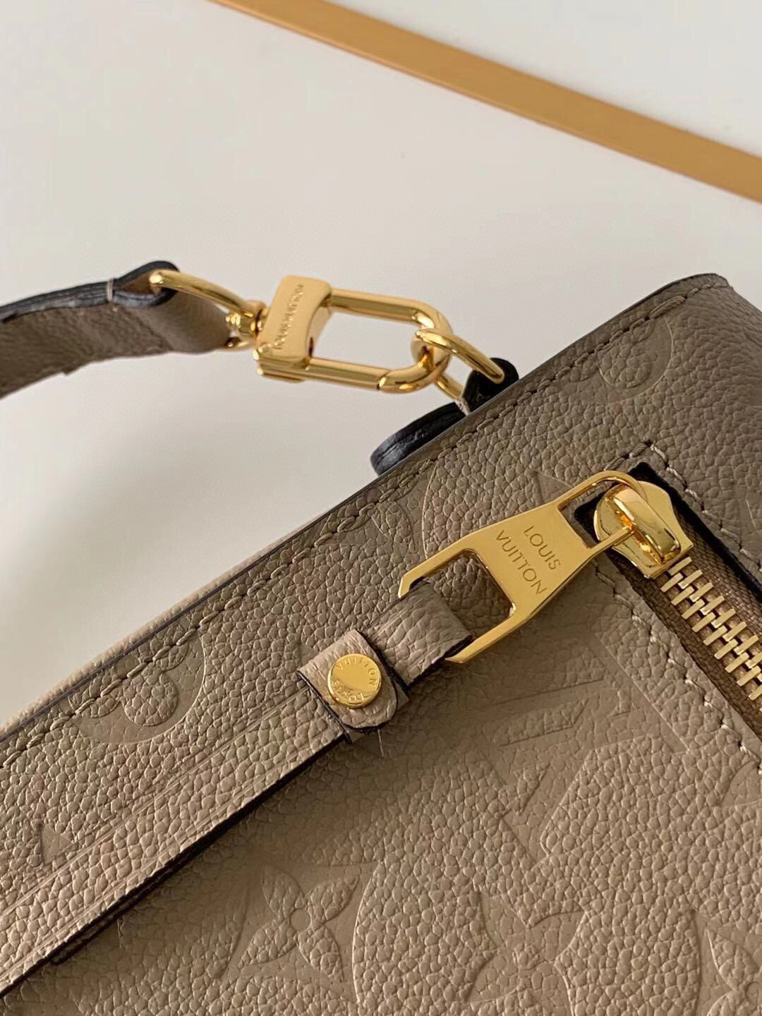 l**is V*t*n pochette metis