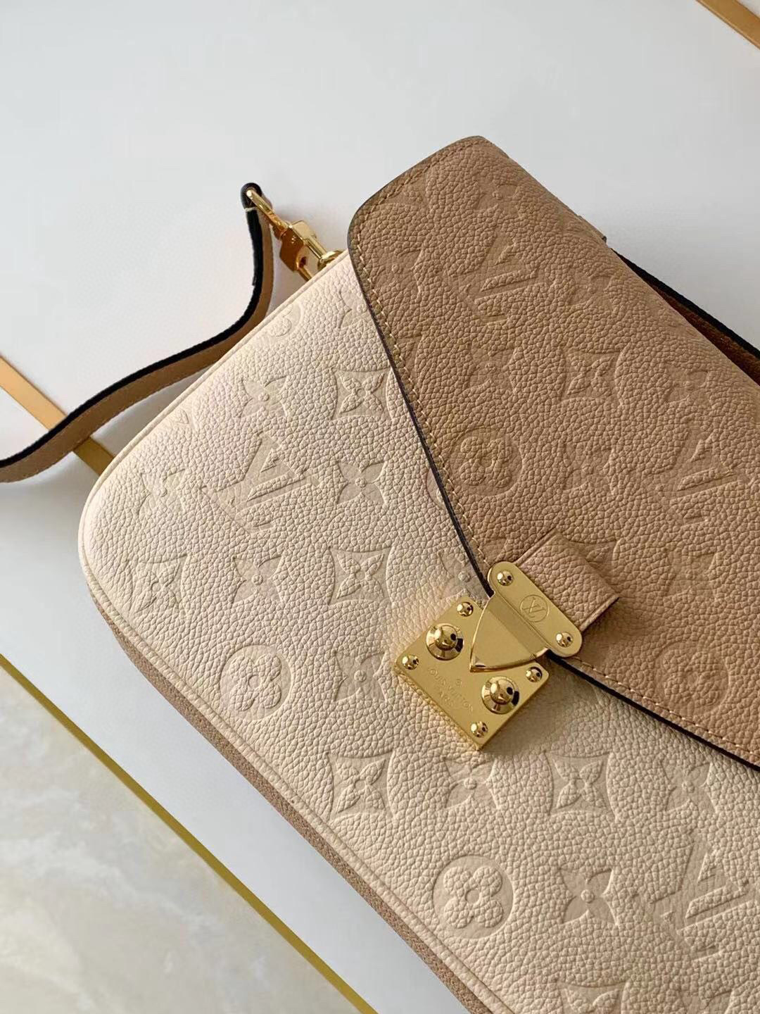 l**is V*t*n pochette metis