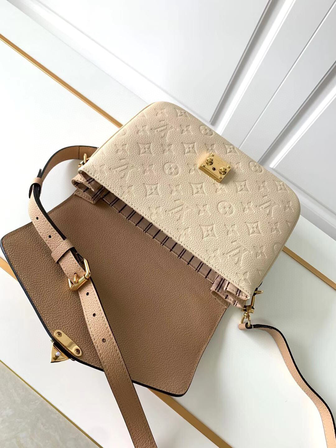 l**is V*t*n pochette metis