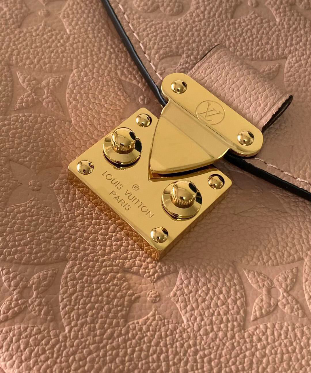 l**is V*t*n pochette metis