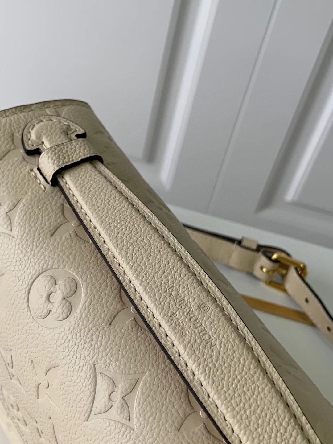 l**is V*t*n pochette metis