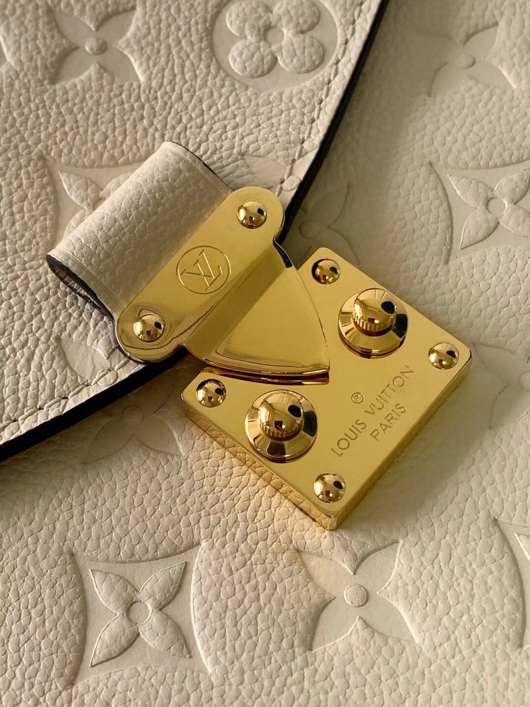 l**is V*t*n pochette metis